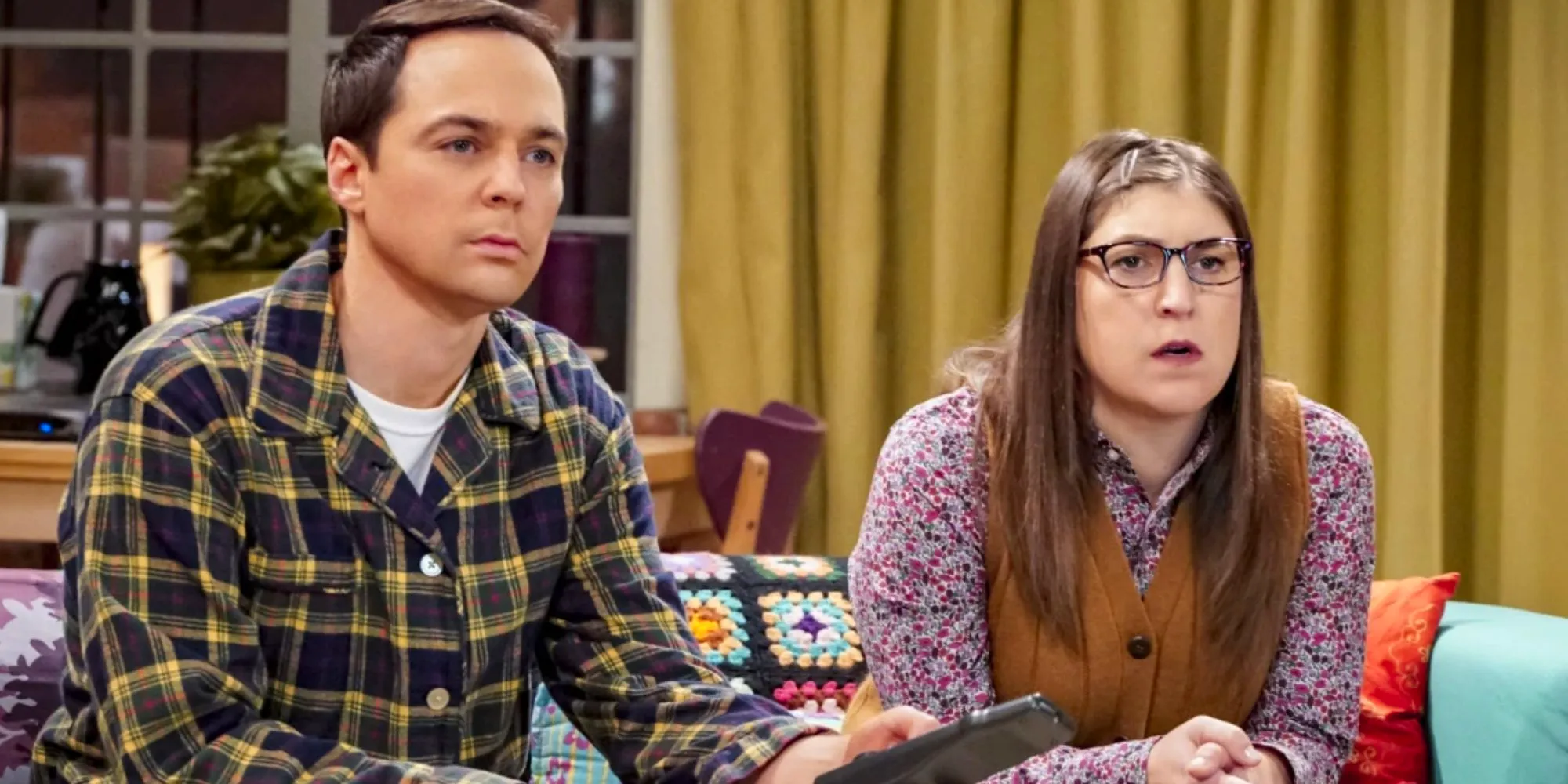 Sheldon and Amy watching TV in the Big Bang Theory Image