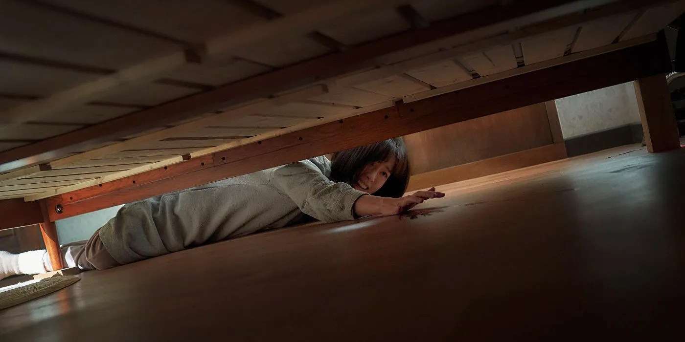 Soo-jin (Jung Yu mi) reaching under her bed in Sleep Image