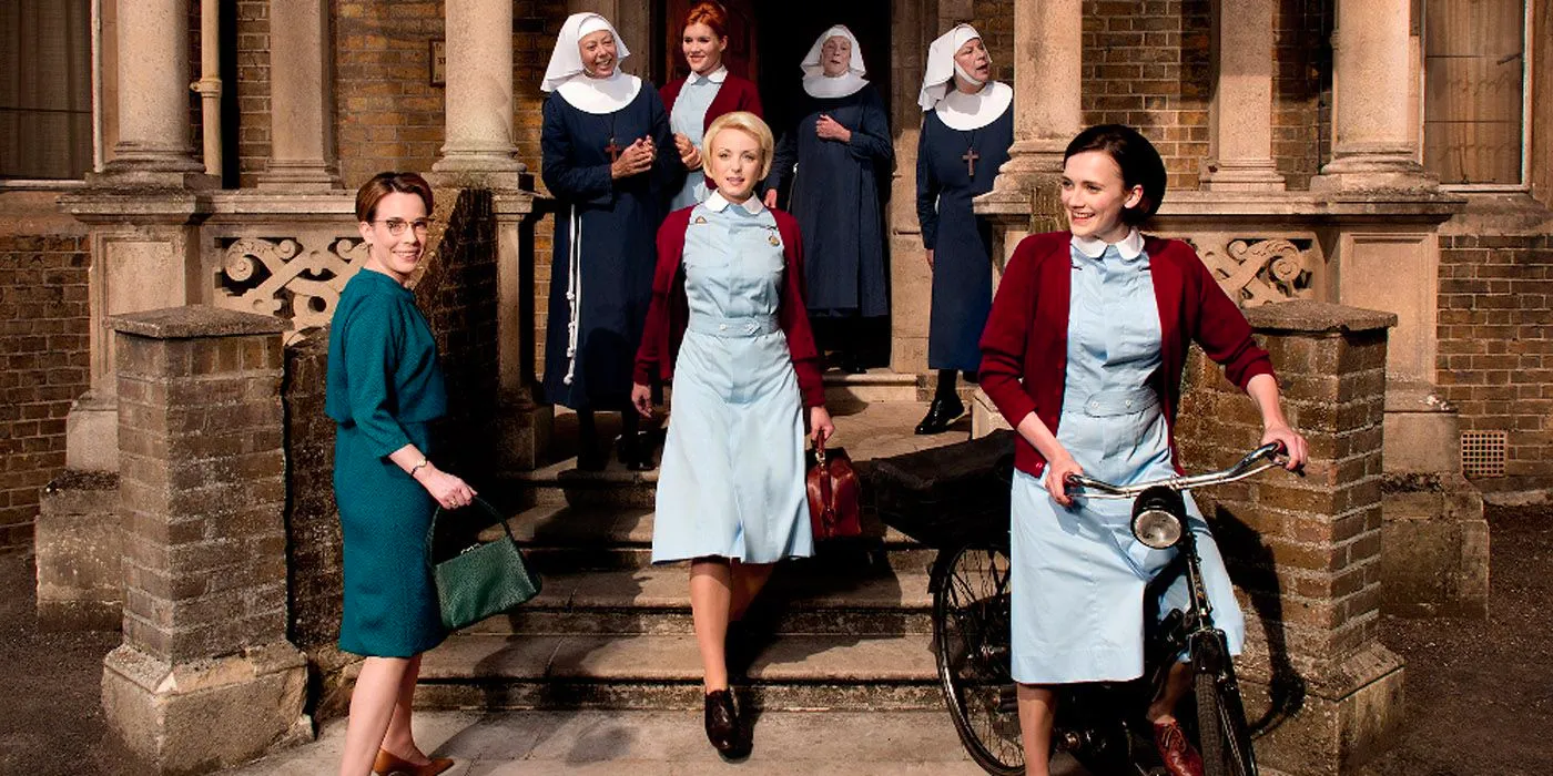 The cast of Call the Midwife poses for a photo. Image