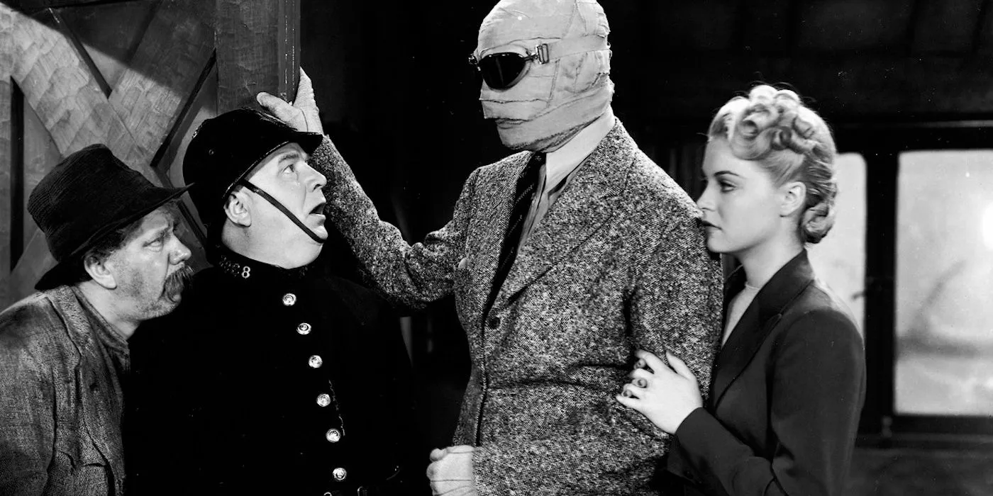 The Invisible man frightens a pair of policemen from The Invisible Man Returns Image