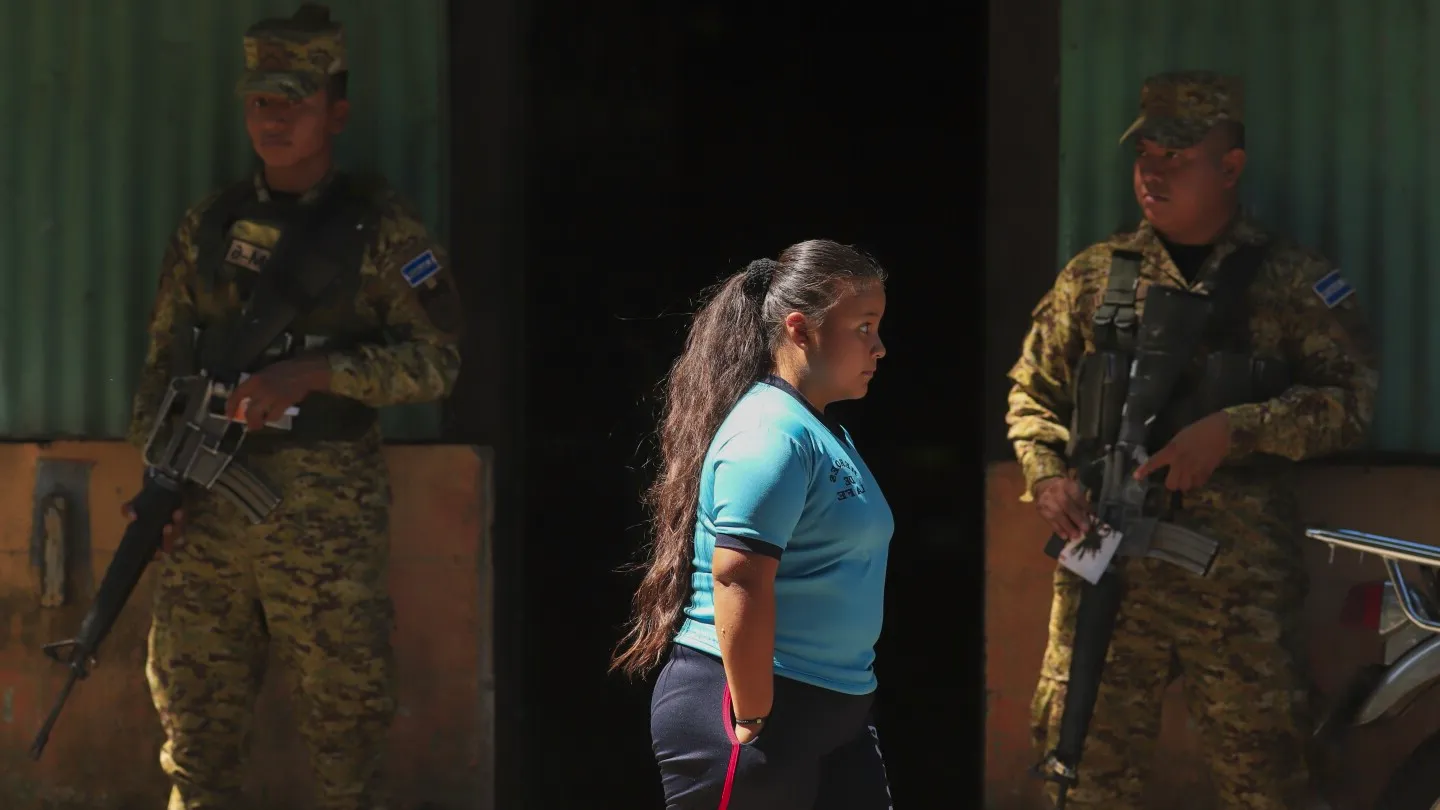 Thousands of soldiers fence off a Salvadoran neighborhood in pursuit of gang remnants Image