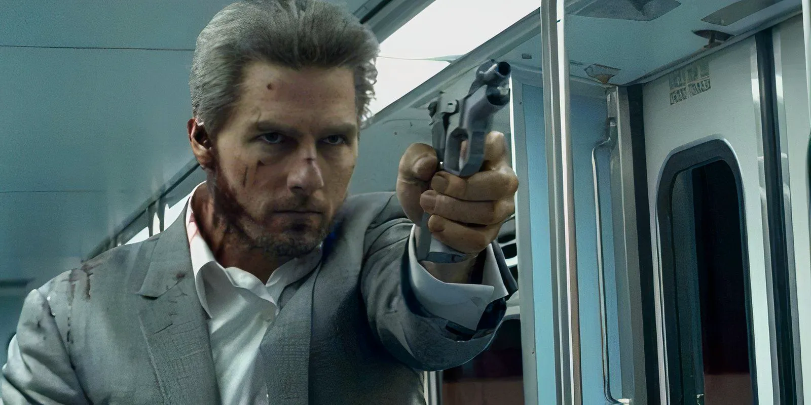 Tom Cruise bloody and holding a gun as Vincent in Collateral Image