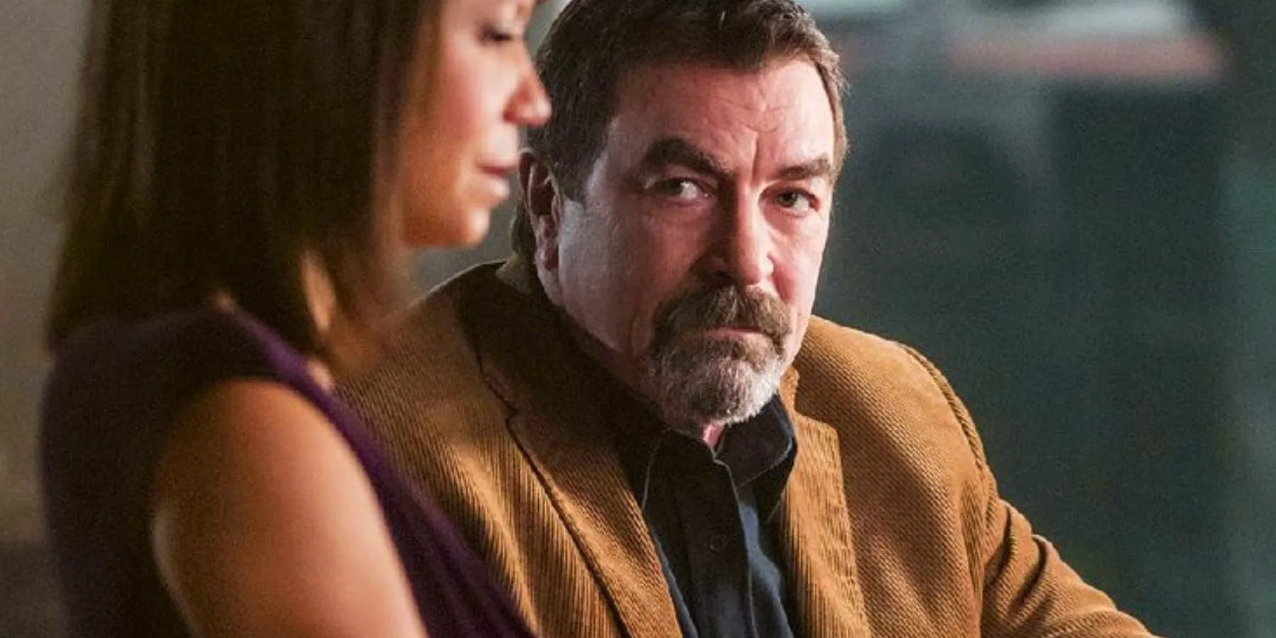 Tom Selleck as Jesse Stone drinking at a bar with a woman Image