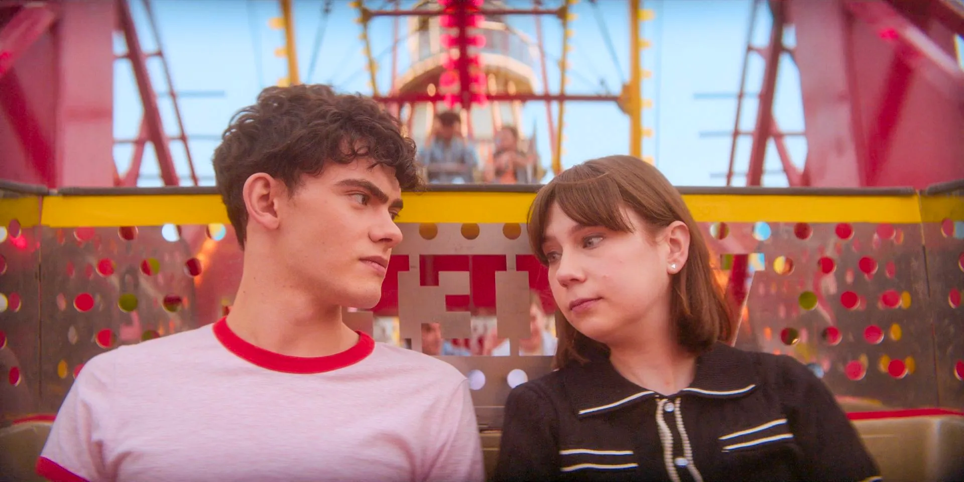 Tori (Jenny Walser) and Charlie (Joe Locke) having a conversation on the Ferris wheel in Heartstoppers Season 3 Episode 8 Image