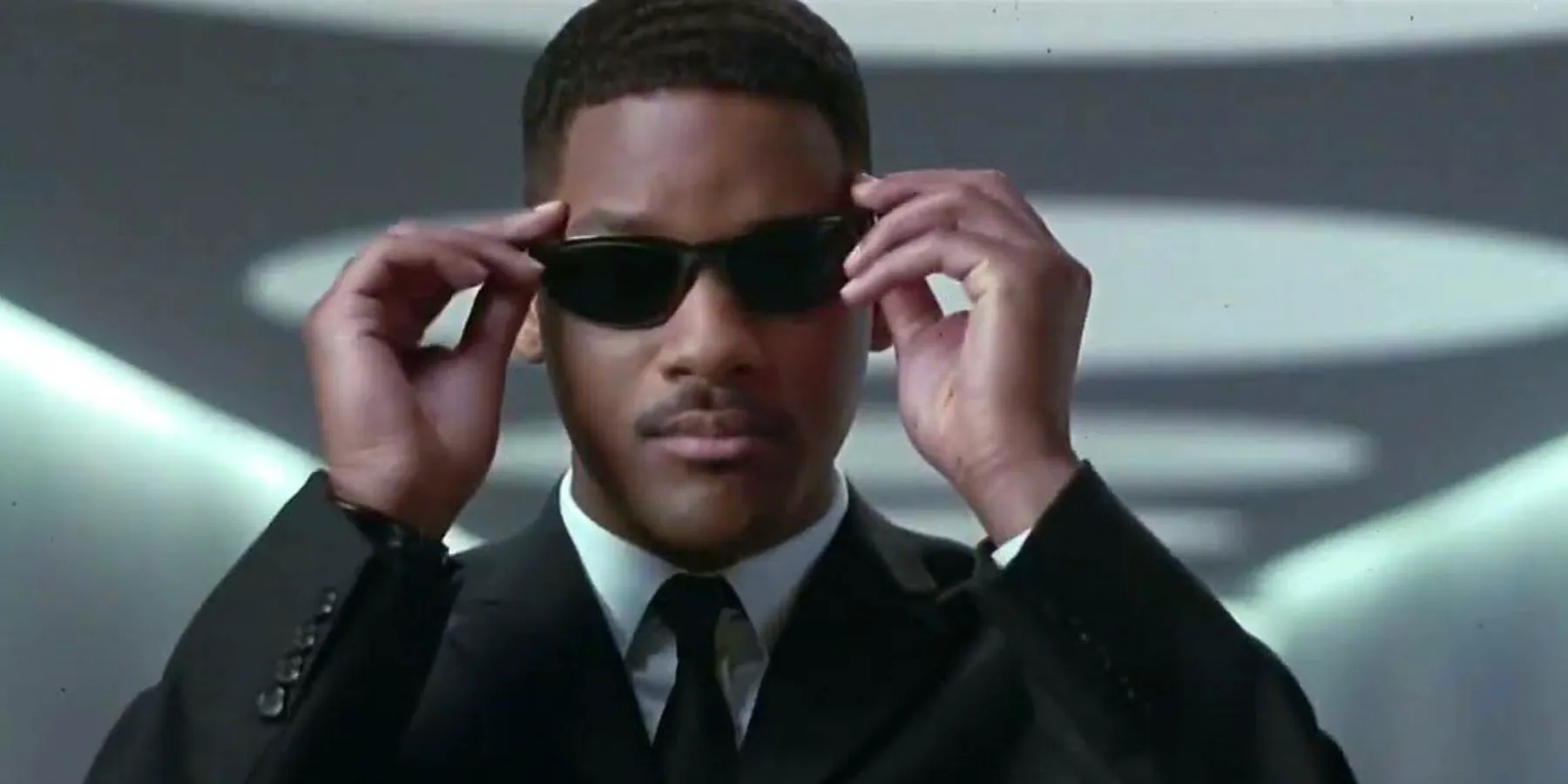 Will Smith as James Darrell Edwards III / Agent J putting on his sunglasses in Men In Black Image