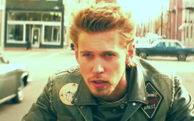 Austin Butler describes horrific bike accident he had filming "The Bikeriders" with Tom Hardy.